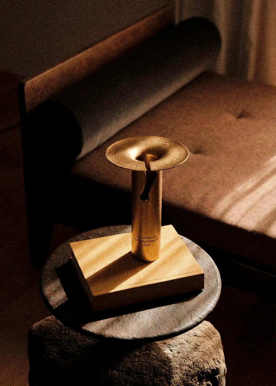 El trofeo Virolai en bronce sobre una peana de piedra